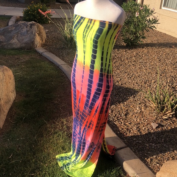 NWT Fashion Nova Colorful Maxi Halter Tie-Dye Dress! Size M but FITS LIKE S!! - Picture 3 of 10